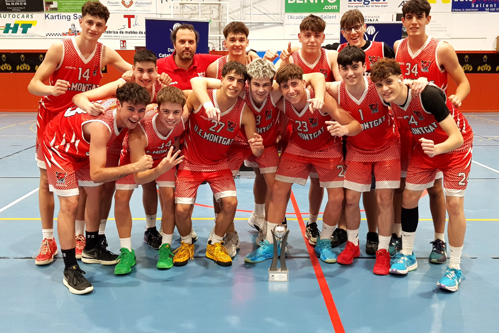 FCBQ's tweet photo. 🏆 La @uemontgat guanya a la final de #Sallent al @CNSBasquet (81-51) i es proclama CAMPIONA de Catalunya U21 Masculí Preferent. En el 3r i 4t lloc, victòria del @cbcastelldefels davant el @cbargentona (75-52), felicitats!

📊 https://t.co/YiDZ6uq76m
➡ https://t.co/cVzKzUh0XW https://t.co/KSn1VIXwAt