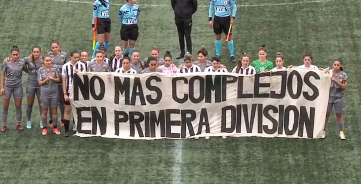 Fiorella_73's tweet photo. La lucha es de TODAS y es colectiva. Mientras Danubio no se presentó ante Nacional porq se le rieron en la cara fijándole nuevamente el partido en un Complejo luego del reclamo (x algo q está determinado por reglamento), aurinegras y bohemias salieron a la cancha con ese cartel. https://t.co/ra6xx0mfc2