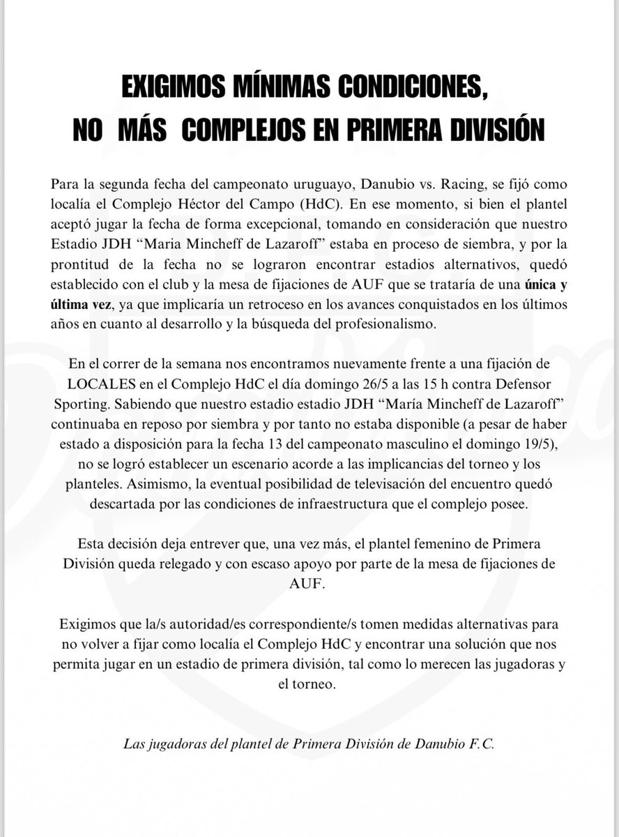 Fiorella_73's tweet photo. La lucha es de TODAS y es colectiva. Mientras Danubio no se presentó ante Nacional porq se le rieron en la cara fijándole nuevamente el partido en un Complejo luego del reclamo (x algo q está determinado por reglamento), aurinegras y bohemias salieron a la cancha con ese cartel. https://t.co/ra6xx0mfc2