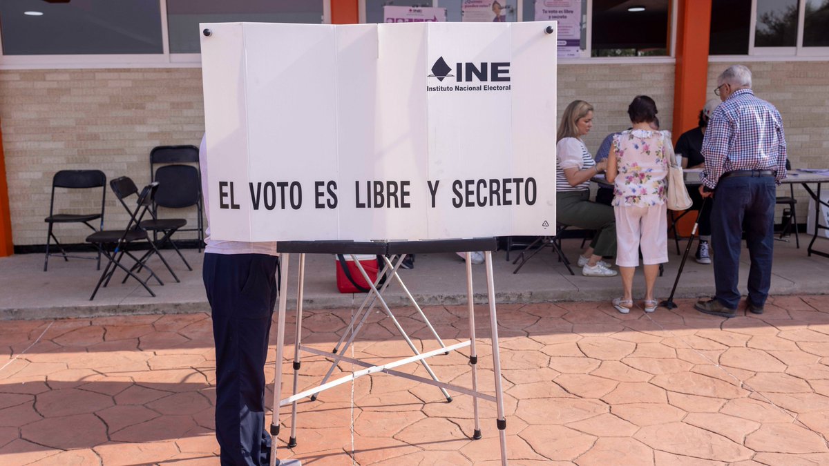 makugo's tweet photo. ¡Listo!
Ya salimos a ejercer nuestro derecho al voto. Lleven agua y una sombrilla porque el calor está fuerte. https://t.co/CxRve44CDK