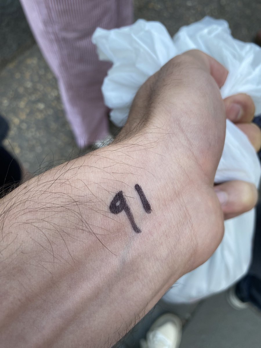 Ahí estuvimos desde las 6AM. Por la incapacidad de los funcionarios (llegaron tarde además), los ciudadanos nos tuvimos que organizar y enumerar en la fila. 

Dejaron pasar cientos de personas por otra fila, alegando que eran personas discapacitadas. La mayoría no lo eran.