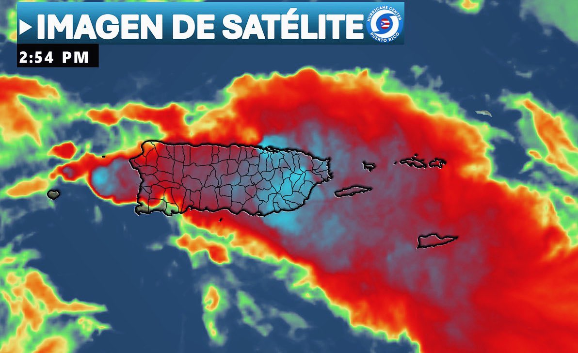 Así se ve la imagen de satélite a esta hora. Onda tropical está afectando a varios municipios de #PuertoRico.