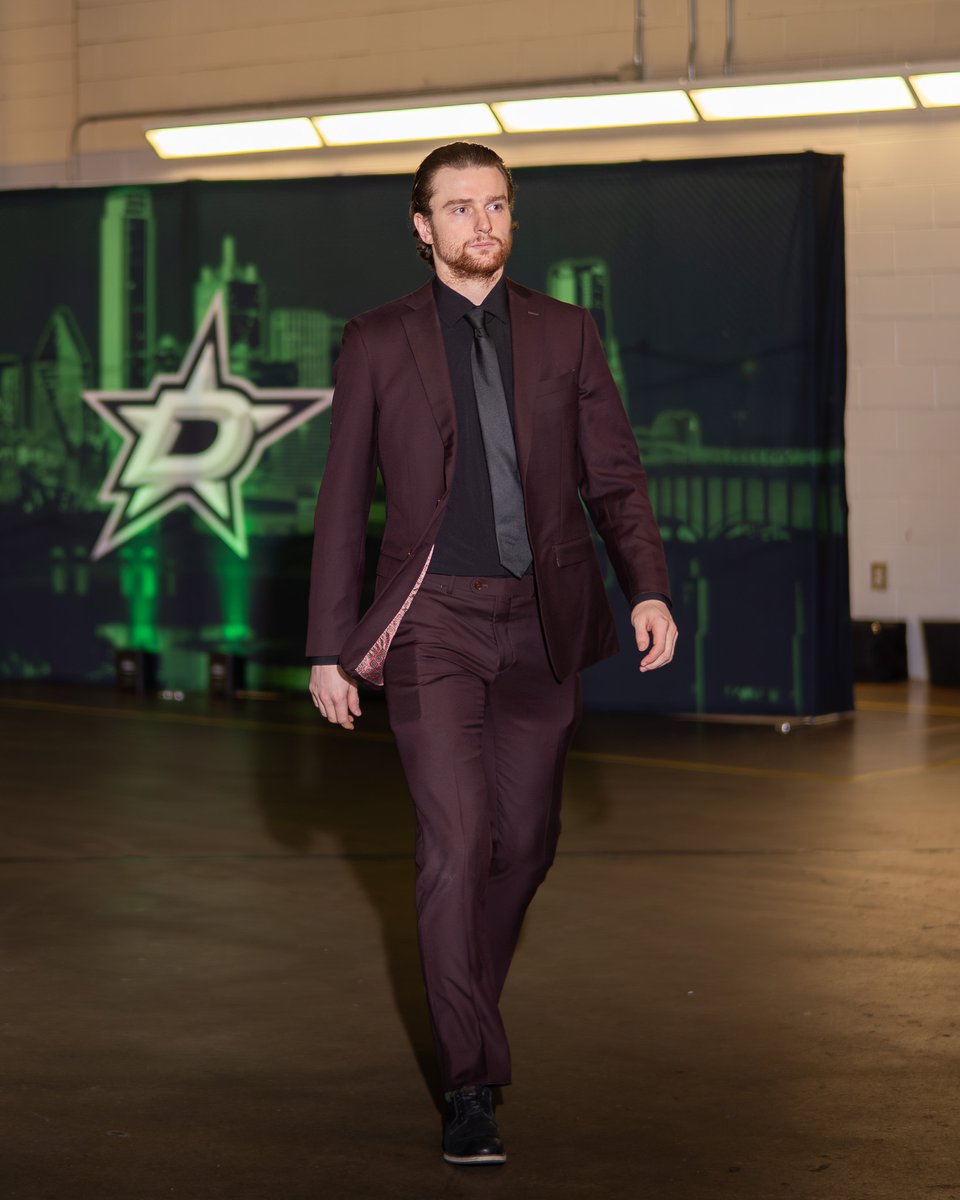 dieworkwear's tweet photo. There's a disturbing trend of men wearing black dress shirts, sometimes even with ties. This makes you look like a host at Applebees, a recently divorced dad trying to look young at the club, or a teen who bought clothes at Express for prom. https://t.co/mOYSc52mYR