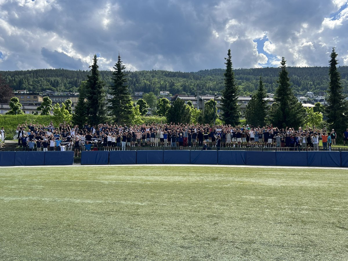 I dag tok 300 ungdommer turen på GU-tribunen etter et fantastisk initiativ av et GU-medlem, GU-styret og <a href="/godset/">Strømsgodset Fotball</a>.

Det resulterte i årsbeste på tribunen mtp oppmøte og ikke minst elleville lydtopper store deler av kampen!

Vi håper gjengen dukker opp igjen etter fotballpausen!
