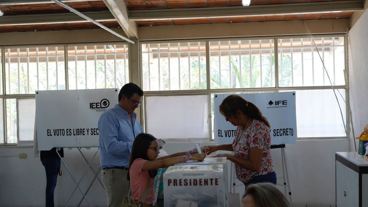 HjMontero's tweet photo. Ya fuimos a votar. 
Se siente y se ve un gran ánimo de participación en esta jornada electoral en #Aguascalientes https://t.co/4uPMQKX0yF