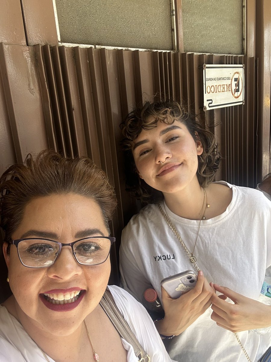 Listas la fiesta formadas en la fila del pastel! Ya dos horas pero dispuestas a 10 más si fuera necesario.