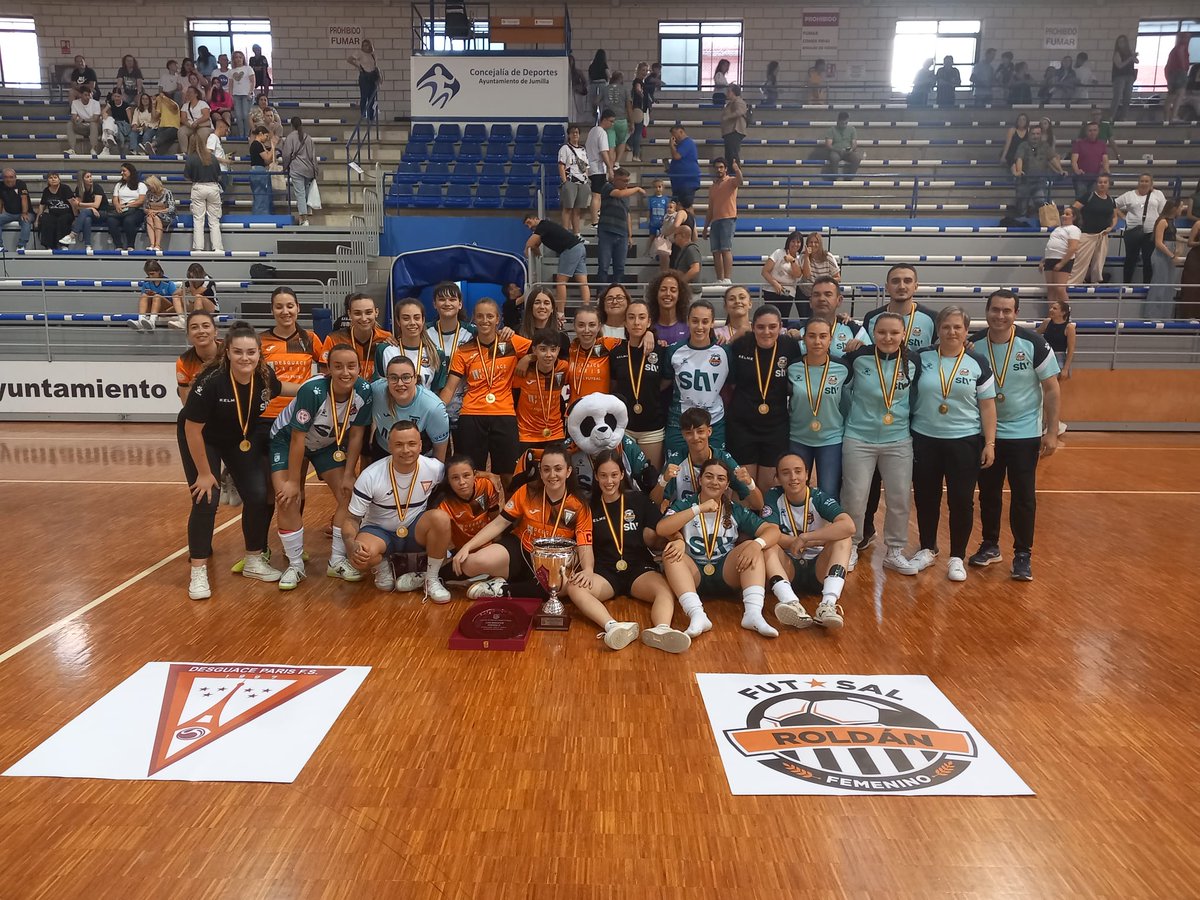 ffrm_es's tweet photo. 🏆 #CopaFederaciónFFRM | 🥳 ¡@RoldanFSF, CAMPEÓN de la Copa Federación Femenina de fútbol sala de la FFRM 👏!

📝 El conjunto de Roldán ha vencido 4-3 al @DesguaceParisFS en una final muy competida.

👌 ¡Grandísimo nivel de #FutsalFem! https://t.co/dfzvMX7rK9