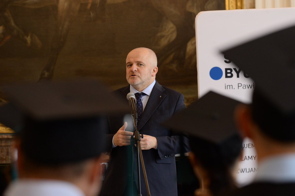 pawelkowalpl's tweet photo. @StudiumObywatel Studium Obywatelskie im. Pawła Adamowicza ma równo 3 lata a myśmy dzisiaj w Pałacu w Wilanowie świętowali obronę prac kolejnej grupy!

#ksztalcimy #szkoła #studia #mba #wilanow #mazowsze #Gdańsk #warszawa #zmiany #praca #działanie #dyplom  #ekologia https://t.co/z2xbfEDESA