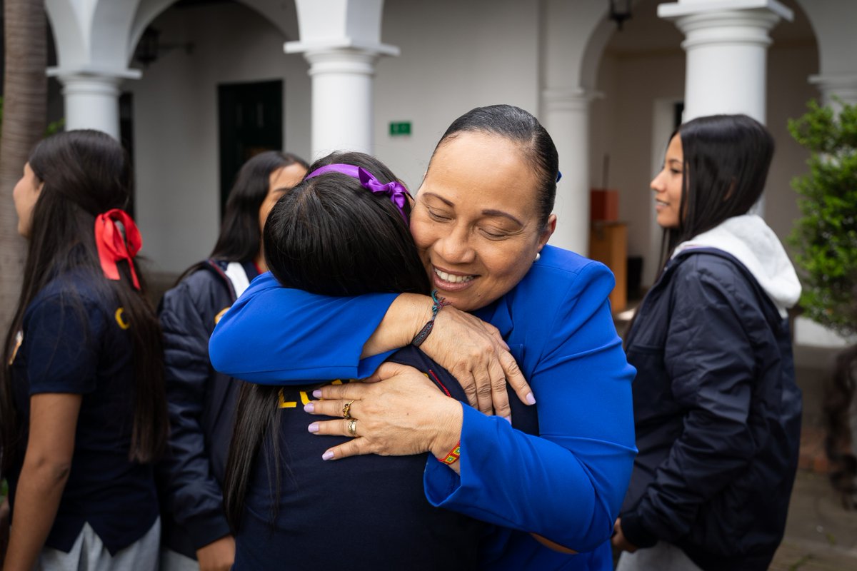 CancilleriaCol's tweet photo. La Viceministra de Asuntos Multilaterales, @etaylorjay, se reunió con las 8 niñas y la entrenadora de voleibol que participan en un intercambio de Diplomacia cultural y deportiva, iniciativa de la Cancillería que beneficia a niñas, niños y adolescentes. https://t.co/tSpBGc0vyH