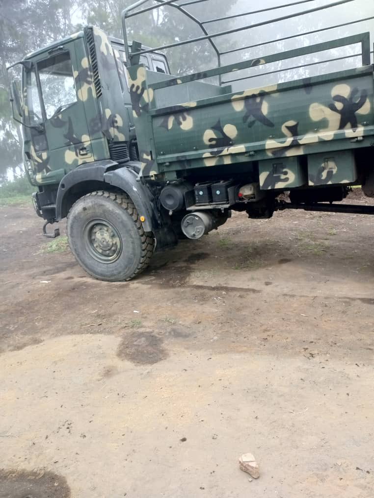 dr_dash250's tweet photo. Nta foto nta cyabaye sibyo?

Igihe cyo kubeshya cyararangiye ✊🏿

Igisirikare cya Africa Yepfo cyabeshye abantu kiti imodoka imwe yacu gusa niyo M23 ifite izindi twasize tuzi turikije zabaye imiyonga!  Si mwabibonye babyandika uyumunsi?! 

Reka mbanyomoze nitwa Dr Dash 

Niko, izi modoka sizimwe twaberetse Intare za Sarambwe zari zafashe? Singizi muri parikingi nshya! Mwitegereze imwe sniper yarashe! Singiriya? 

Afande yagomba kujya mwifoto kugira ngo abantu bemere ko M23 izi fite. Hari ubwo ubwira Afande uti jya mwifoto abantu ni ba Thomas bemera babonye. 😁