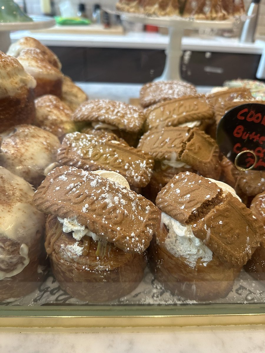 DrDespina123's tweet photo. #chicago @GoddessBaker #pastries #imjustlooking #desserts https://t.co/9KCfchHiSP