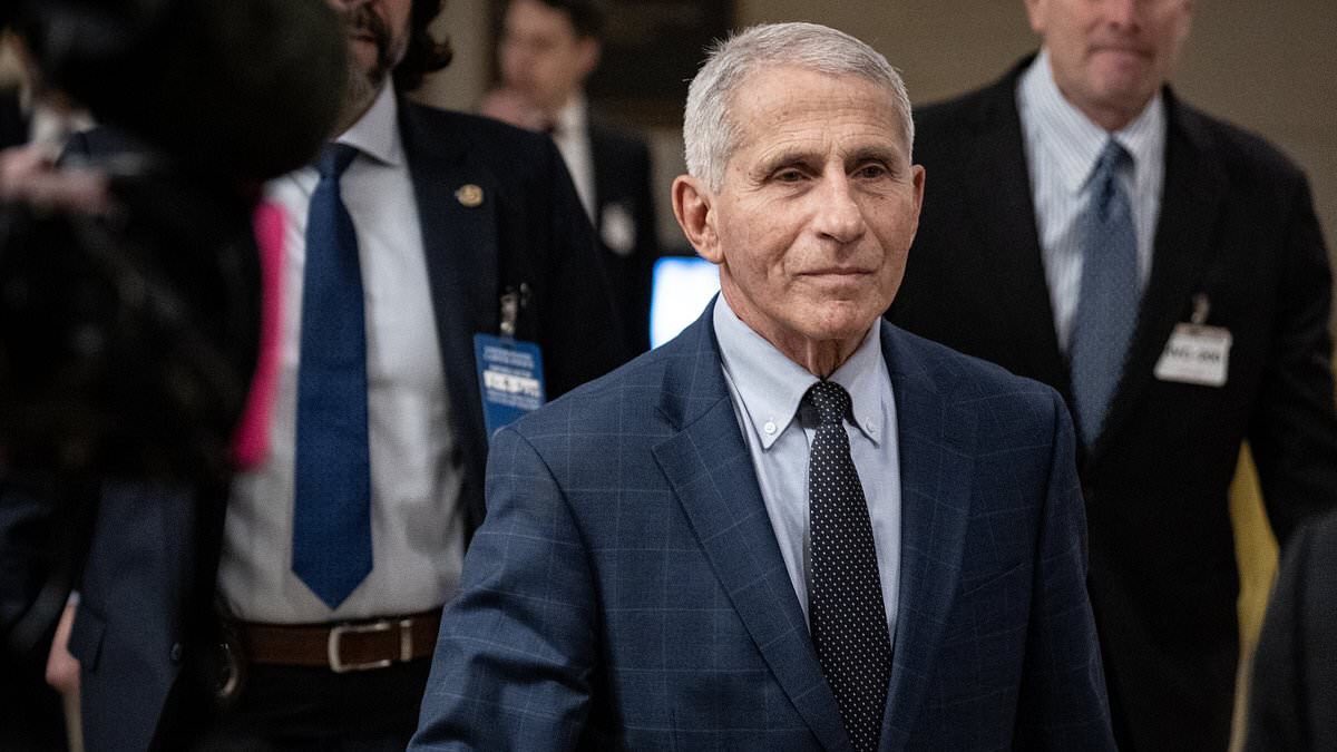 kripp_m's tweet photo. Paukenschlag im britischen Mainstream mit weltweiter Wirkung! ...

‼️☄️ Breaking: Dr. Anthony Fauci gesteht, dass er die Covid-Regeln „erfunden“ hat, darunter 6 Fuß Sozialabstand und die Maske für Kinder 

"Die bahnbrechende Aussage von Dr. Anthony Fauci enthüllt, dass er die Sechs-Fuß-Regel zur sozialen Distanzierung und andere Maßnahmen zum „Schutz“ der Amerikaner vor Covid erfunden hat.

Nur wenige Tage vor seiner mit Spannung erwarteten öffentlichen Aussage am Montag haben die Republikaner die vollständige Abschrift ihres Interviews mit Fauci vom Januar veröffentlicht. Sie wollen ihn über die von ihm eingeführten Covid-Beschränkungen ausquetschen, von denen er zugab, dass sie nicht viel dazu beigetragen haben, die Ausbreitung des Virus zu verlangsamen“. 

Eine Studie des National Institute of Health (NIH) bezeichnete die Auswirkungen des Maskengebrauchs auf die Lese- und Lernfähigkeit von Schülern als „sehr negativ“. Eine andere NIH-Studie stellte fest, dass die Auswirkungen der sozialen Distanzierung zu Depressionen, allgemeiner Angst, akutem Stress und aufdringlichen Gedanken“ führten. 

In einer Anhörung vor dem Unterausschuss des Repräsentantenhauses zur Coronavirus-Pandemie Anfang des Jahres sagte Fauci den Republikanern, dass die Sechs-Fuß-Regel zur sozialen Distanzierung „irgendwie einfach aufgetaucht“ sei und dass er sich nicht daran erinnere, wie sie zustande gekommen sei. 

'Wissen Sie, ich erinnere mich nicht. Sie ist irgendwie einfach aufgetaucht", sagte er laut Ausschussprotokollen, als er gefragt wurde, wie die Regel zustande kam. 

Er fügte hinzu, dass ihm „keine Studien“ bekannt seien, die die soziale Distanzierung unterstützten, und räumte ein, dass es „sehr schwierig“ sei, solche Studien durchzuführen. 

Fauci erinnerte sich nicht nur nicht an Belege für die soziale Distanzierung, sondern sagte dem Anwalt des Ausschusses auch, dass er sich nicht daran erinnere, etwas gelesen zu haben, das belege, dass das Maskieren von Kindern COVID verhindern würde.

Er wurde gefragt: „Erinnern Sie sich daran, irgendwelche Studien oder Daten gelesen zu haben, die die Maskierung bei Kindern unterstützen? 

Vielleicht habe ich das getan", antwortete er, bevor er hinzufügte: ‚Aber ich kann mich nicht erinnern, dass ich das getan habe‘. Der Pandemie-Patriarch sagte auch aus, dass er im Nachhinein keine Studien über die Auswirkungen des erzwungenen Maskentragens auf Kinder verfolgt habe, von denen es viele gab.  

Und seine Antwort war ein ironisches COVID-eskes Wortspiel: „Ich glaube, das ist noch in der Schwebe“, sagte Fauci über die Frage, ob das Maskieren von Kindern eine solide Methode zur Verhinderung der Übertragung sei.

Der frühere Direktor des National Institute of Allergy and Infectious Diseases (NIAID) sagte weiter, er glaube, dass die Theorie von der undichten Stelle im Labor - die Idee, dass COVID im Wuhan Institute of Virology (WIV) begann - eine reale „Möglichkeit“ sei. Ich denke, die Leute haben daraus Verschwörungsaspekte gemacht", sagte er und fügte hinzu: “Es könnte ein Laborleck sein. 

Ich denke also, dass das an und für sich keine Verschwörungstheorie ist, aber manche Leute spinnen daraus Dinge, die irgendwie verrückt sind.

Sein Eingeständnis, dass COVID bei der WIV begonnen haben könnte, kommt vier Jahre nachdem er die Veröffentlichung eines Papiers unterstützt hat, das die Theorie von der undichten Stelle im Labor, das so genannte „Proximal Origin“-Papier, entkräftet hat

https://t.co/XPxZwtXTac
https://t.co/lz9q6XmZEU