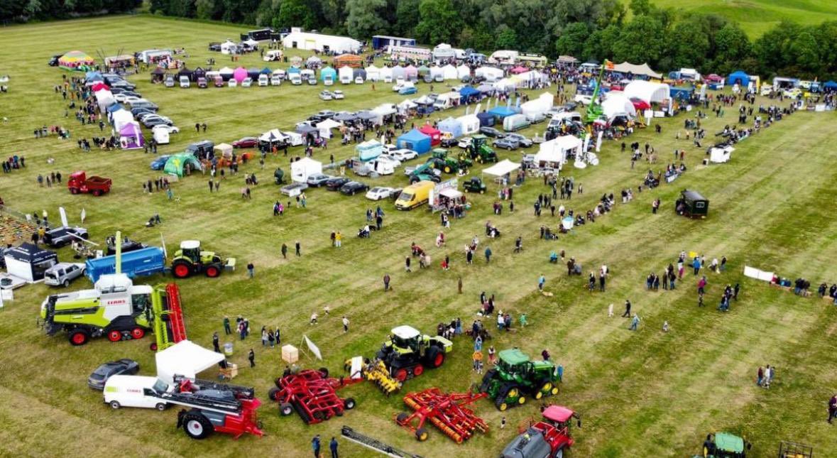 CambsRuralCops's tweet photo. The team enjoyed attending @Cambscountyshow yesterday - lots of rural businesses & organisations 🎪 🚜

We gave out crime & safety advice & FREE @selectadna kits 🕵🏽‍♂️

We also got to see mini wanna-be Police officers as they tried out our Police cars, bikes & uniform 🚔 🚓

Great effort by @Cambsfyfc for organising 👍🏽

#RCAT