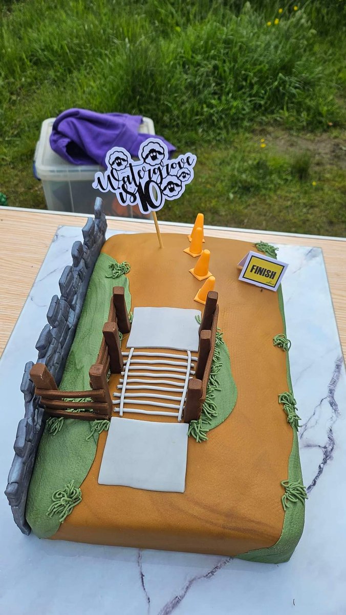 What a joyous morning for our 10th birthday! Great to see <a href="/Juliedurrant25/">Julie Durrant 🎉</a> Elaine Stott and family, Sarah Shard, we wouldn't be here without your support! Thanks to <a href="/JEMsoc/">🖤💙💛Cllr Janet Emsley🌹🌈</a> for ongoing support. 19 volunteers and 105 runners! @YourTrustRdale <a href="/unitedutilities/">United Utilities</a> #loveparkrun