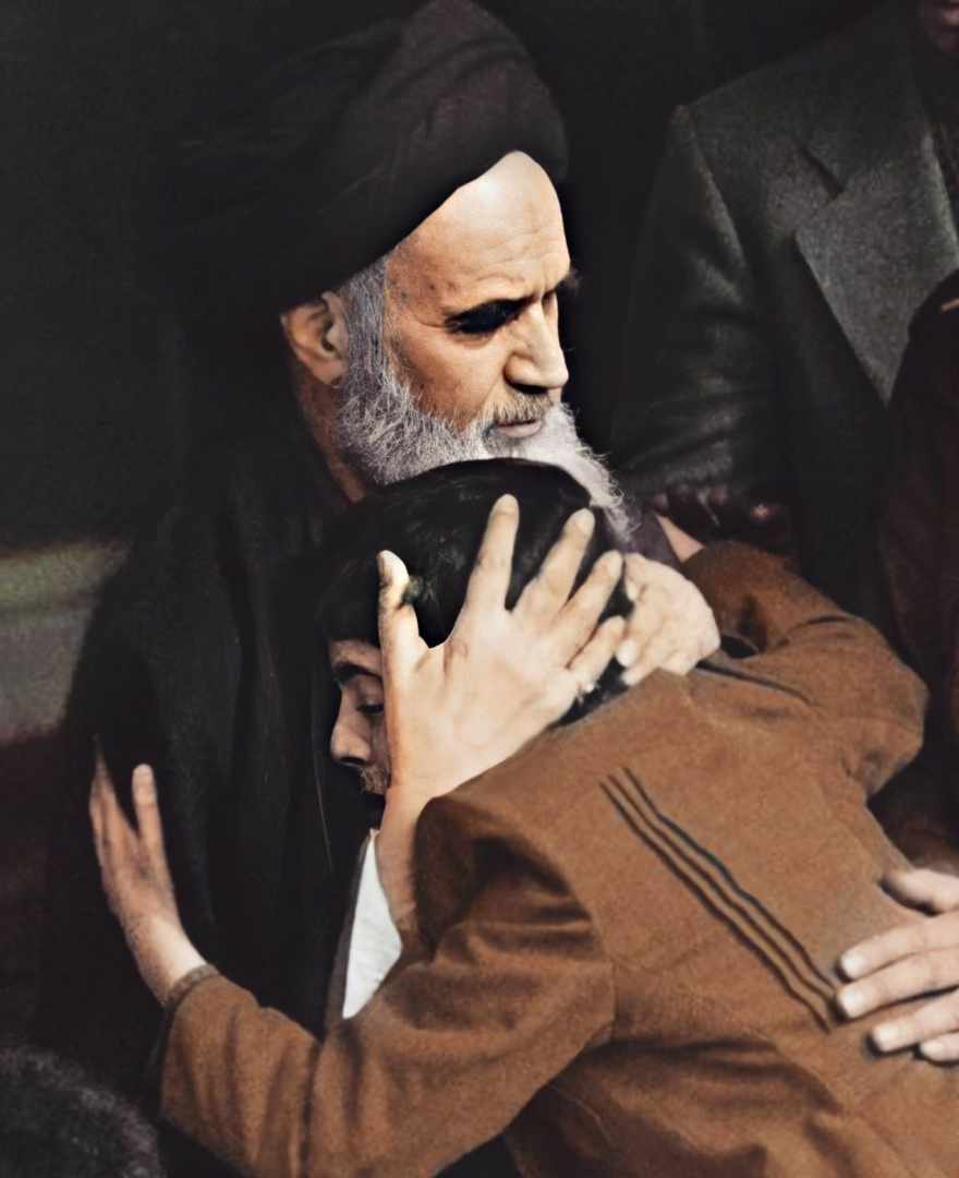 وأذكر لمّا رأيتك أنّي رأيتك قبلًا.. فأمّي تحدّثني في المساء.. عن الصّالحين.. عن الأولياء..
#امام_خمینی