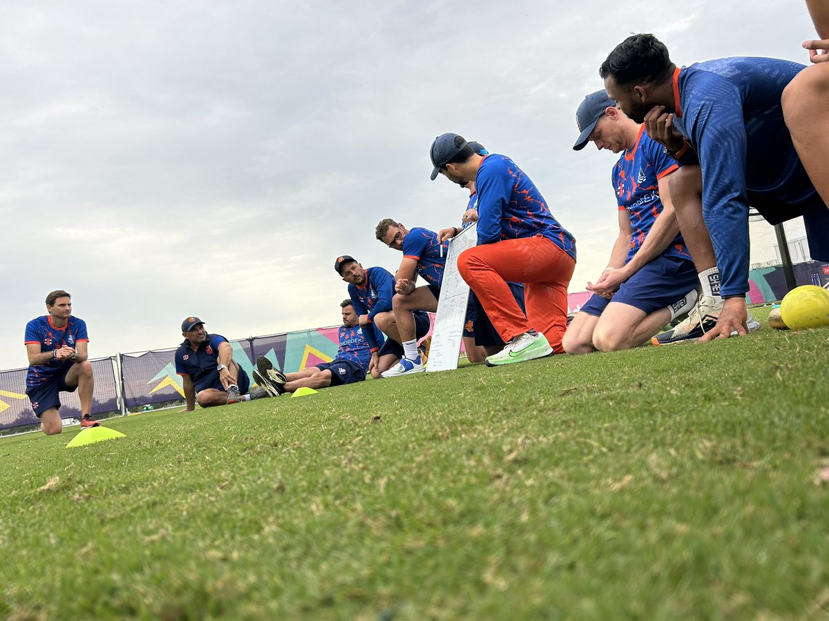 sportsdocrobert's tweet photo. Groot voorrecht hier te mogen zijn met deze uiterst professionele groep mensen. Laten dat nou ook oud-teamgenoten zijn, of zonen van daarvan. Dat maakt cricket extra mooi. #strongertogether #playoursong @KNCBcricket @HBScricket @hbscraeyenhout @T20WorldCup https://t.co/Tya5ejWQKZ