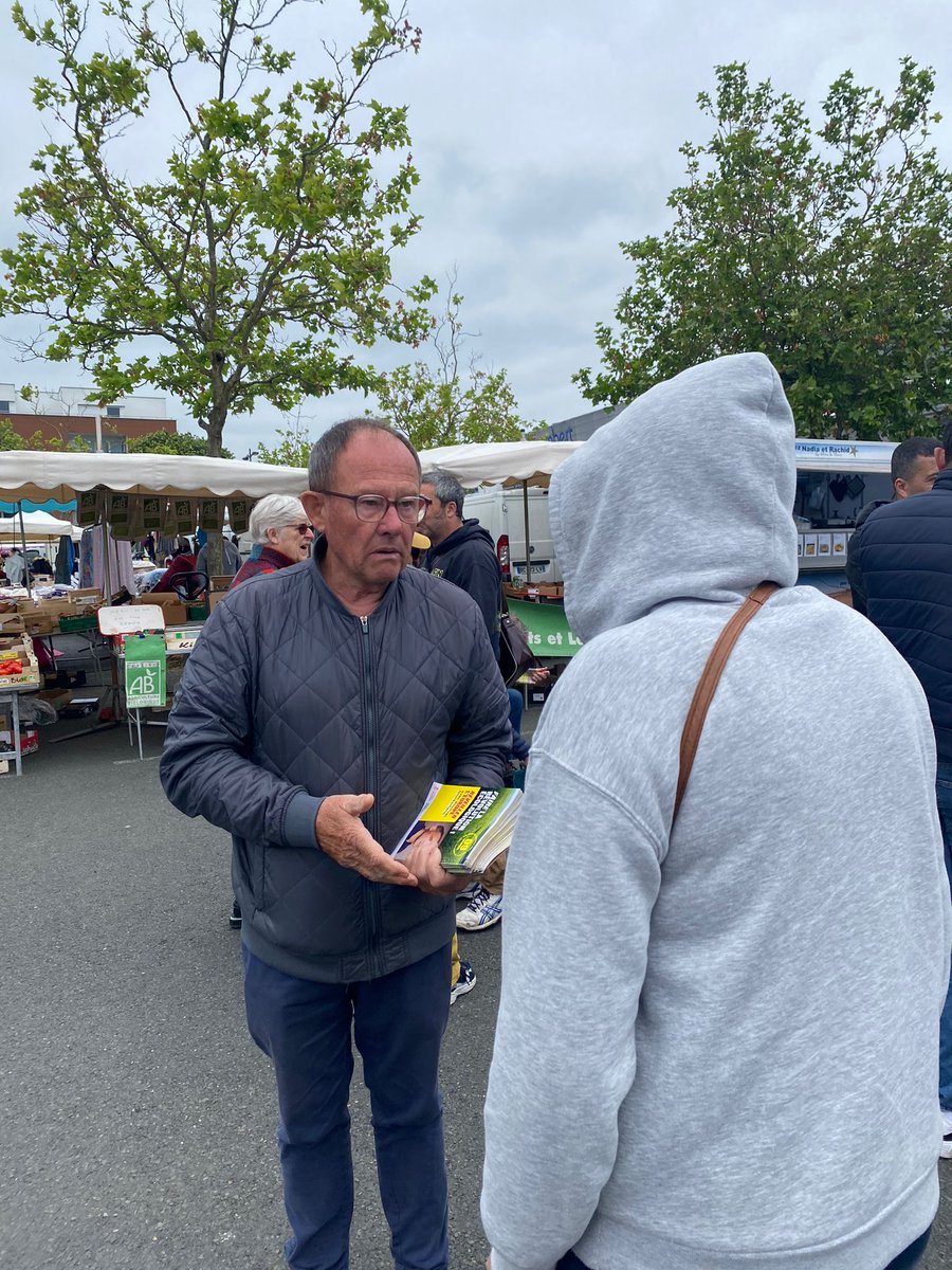PS22SaintBrieuc's tweet photo. Pour ce dernier week-end de mobilisation, nous étions présents ce matin sur le marché de la Croix-St-Lambert à Saint-Brieuc pour #RéveillerLEurope avec @rglucks1 ! 🚀🇪🇺 https://t.co/Rc4cSjYy5U