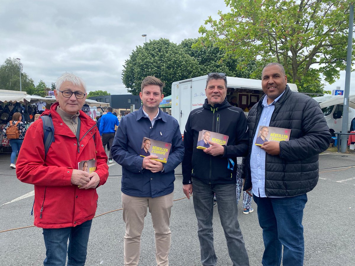 PS22SaintBrieuc's tweet photo. Pour ce dernier week-end de mobilisation, nous étions présents ce matin sur le marché de la Croix-St-Lambert à Saint-Brieuc pour #RéveillerLEurope avec @rglucks1 ! 🚀🇪🇺 https://t.co/Rc4cSjYy5U