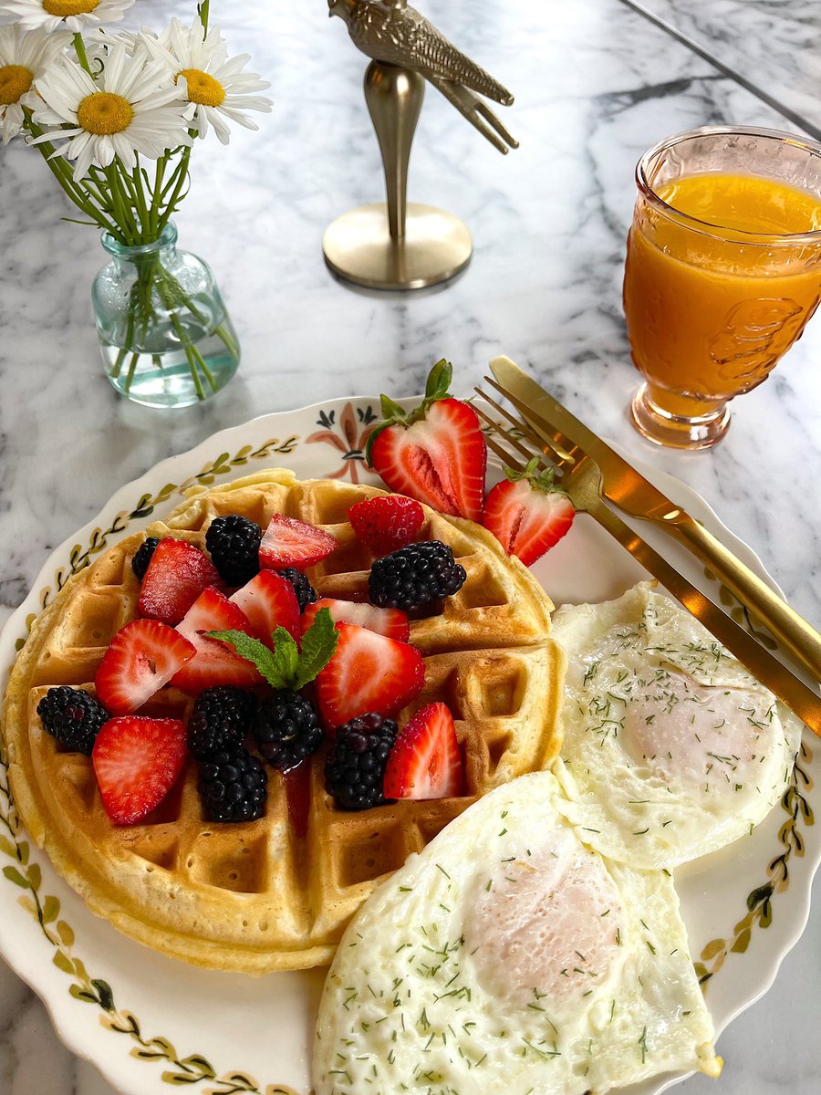 min_cunningham2's tweet photo. The best time of year for enjoying fresh fruits all season long 🥰🍑🥧🧇🍓🫐 #bake #cook #madefromscratch https://t.co/Wdif1CC6wo