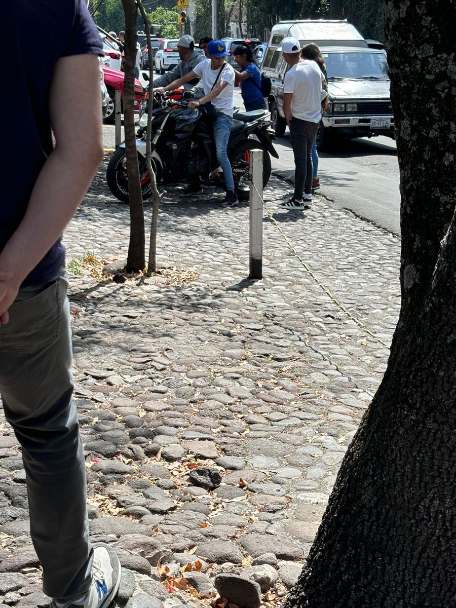 DtVinculo's tweet photo. @FEPADE_CDMX en las casillas de Calz Desierto de los Leones y  alrededores anda circulando un grupo de motociclistas que se bajan en actitud intimidatoria, al ver policías se alejan, @SSC_CDMX refuercen la zona!  👇 https://t.co/zUIn8taG0c