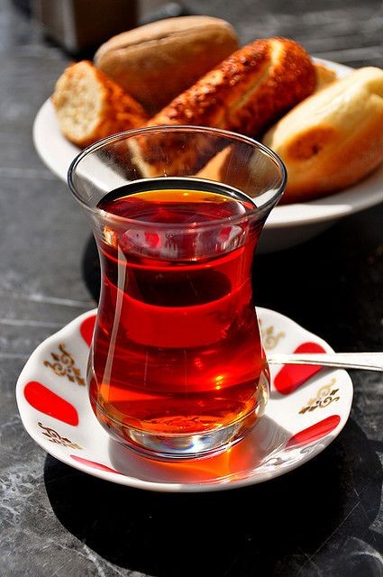 Mahalle de #çayocağı'na #çay içmek için girdim. Çayımı ve suyumu içtim. Sıra parasını ödemeye geldi. Ama çaycı parasını almadı. Neden diye sordum. Adamın biri bin lira bırakmış ve bu miktar boyunca kimseden para alma demiş. Güzel insanlar hep var olsunlar. 
#iyilikiyidir