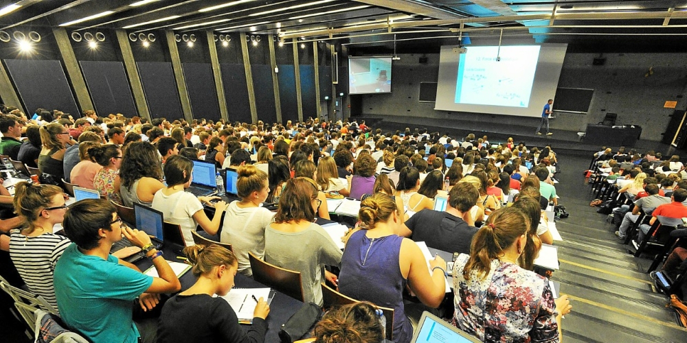 EsperantoEDE's tweet photo. #Européennes2024 
👩‍🎓🧑‍🎓👨‍🎓 
Créons des filières d’études supérieures européennes utilisant l’espéranto comme langue d'enseignement et en moins d’une génération l’Europe aura une âme. https://t.co/8ScHKCAn6l