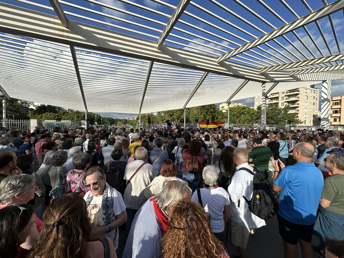 Massiva concentració, al Parc de les Estacions de Palma, contra la derogació de la Llei de memòria.

Vuitanta associacions, entre elles <a href="/SumarIBalears/">Sumar Illes Balears</a>, hem clamat: "Fora feixistes de les nostres institucions". <a href="/MemoriaMallorca/">Memòria de Mallorca</a>