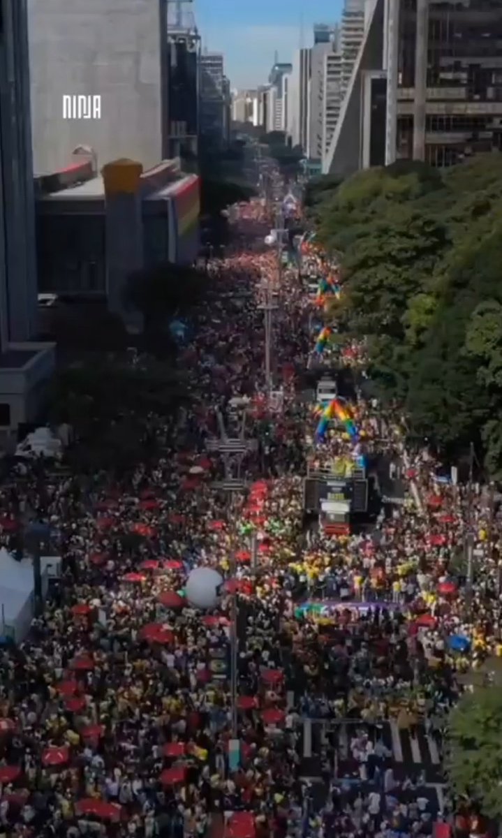 A Avenida Paulista está lotada de amor! É a 28ª edição da Parada do Orgulho LGBT+ de São Paulo 🇧🇷🌈 #ParadaSP