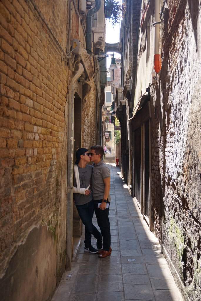 DiverCityMx's tweet image. El amor es amor, sin importar el género. 🌈❤️ #amorgay #Orgullo2021  🏳️‍🌈

📸 #ChicosEnLaRed  💕 💕 🏳️‍🌈
❤️🧡💛💚💙💜