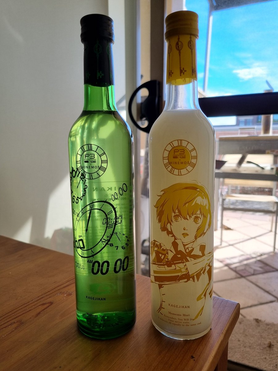 Sad I didn't get the full set but look how pretty these Persona 3 Reload x Hinemos sake bottles are! Massive thanks to <a href="/CororoGyoza/">Reina Bolanos | レイナ・ボラノス</a> for getting them to me 🥰