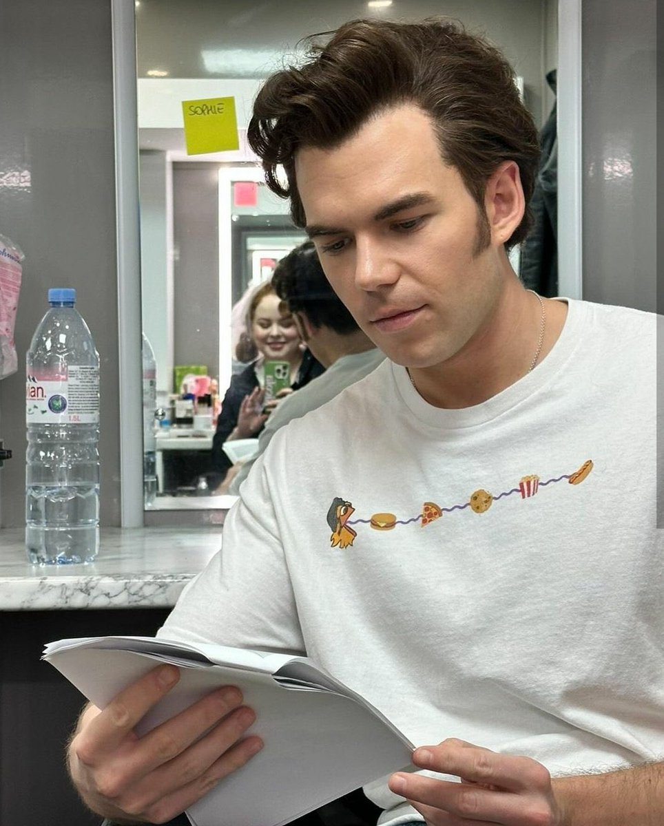 MArtRevenge's tweet image. WTF 🤯 anyone else noticed the 
“ Sophie “ post-it on the mirror !?? 

#polin #benedict #BRIDGERTON