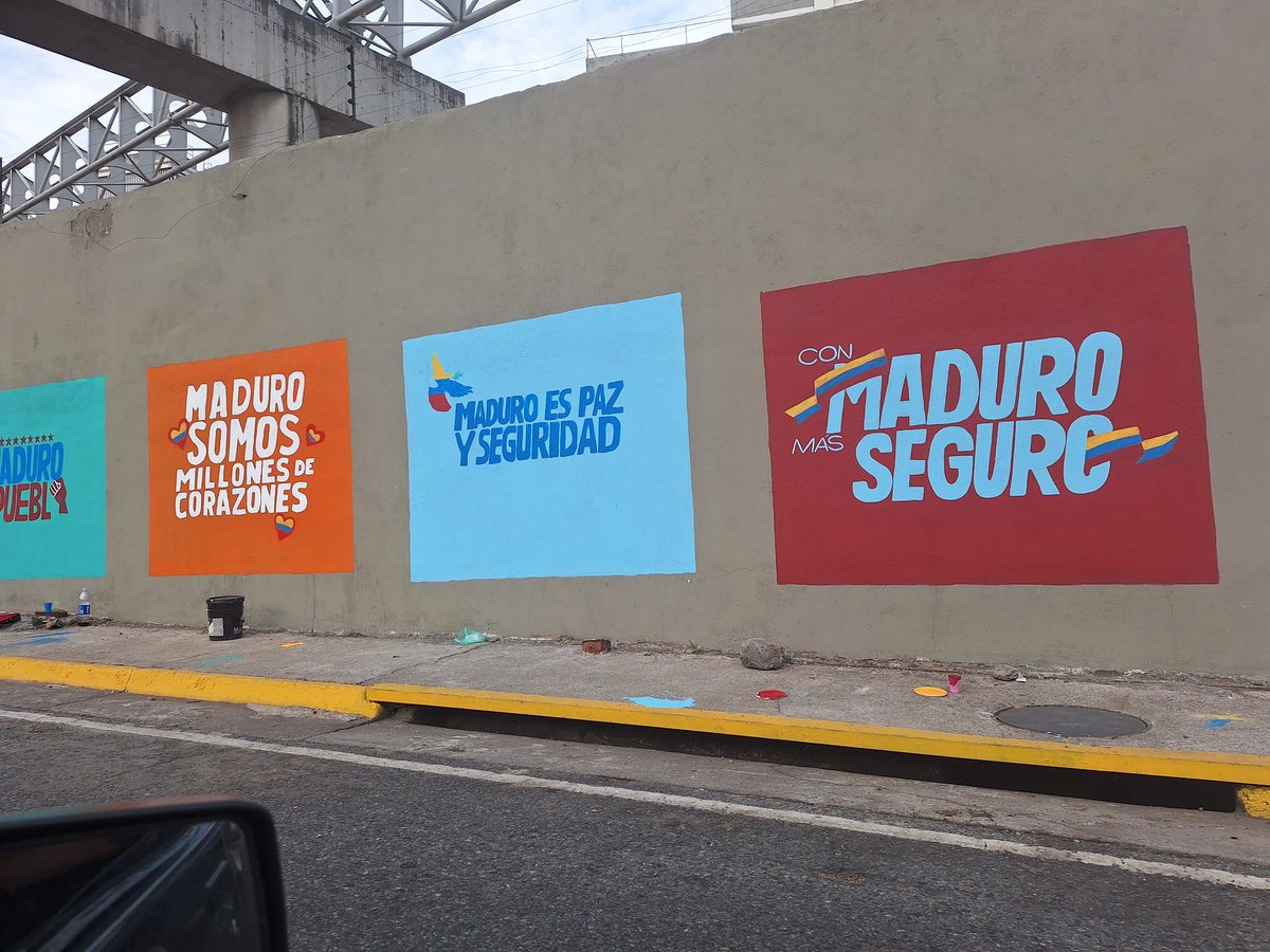 'Embarrando' la obra limpia de la autopista. Que mal gusto estos graffitis, podrían usar el dinero, mano de obra y tiempo en algo más productivo, que beneficie a la población.