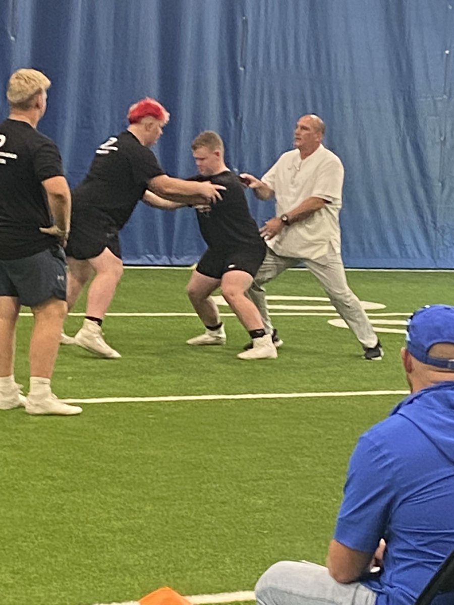1st Annual <a href="/ETX_OLclinic/">East Texas OL Clinic</a> Huge success!!! Over 💯in the room talking OL Play!  #NoRoutes

Thank You to all of our Sponsors who made it all possible!!!

Our speakers and On-Field demonstrators absolutely CRUSHED it.

Best part for me, though.  Lefty working with <a href="/CollierBryant52/">Collier Bryant</a>!