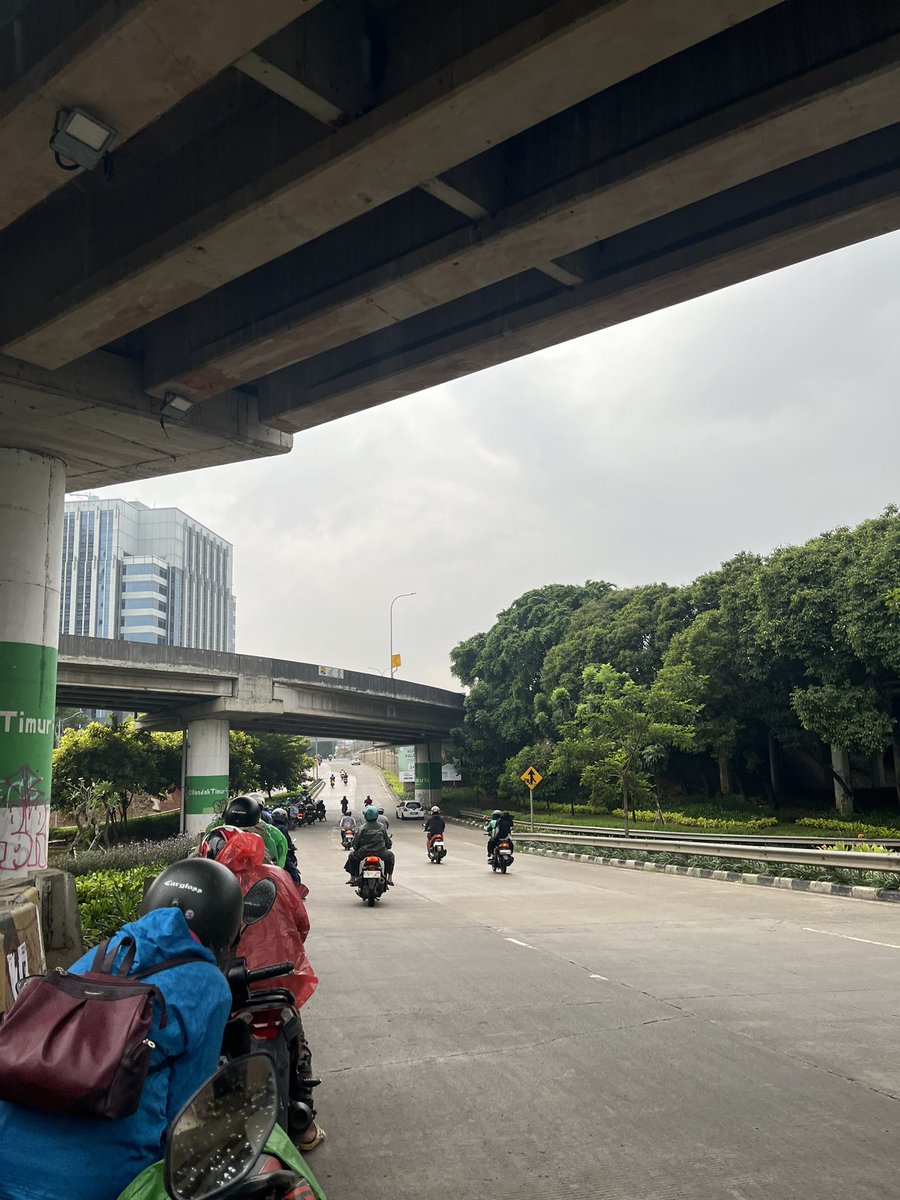 saddernight's tweet image. 오늘 자카르타에는 백현(조명제어)이 귀가한 후 오전에 비가 내렸습니다🤧🤧 @B_hundred_Hyun