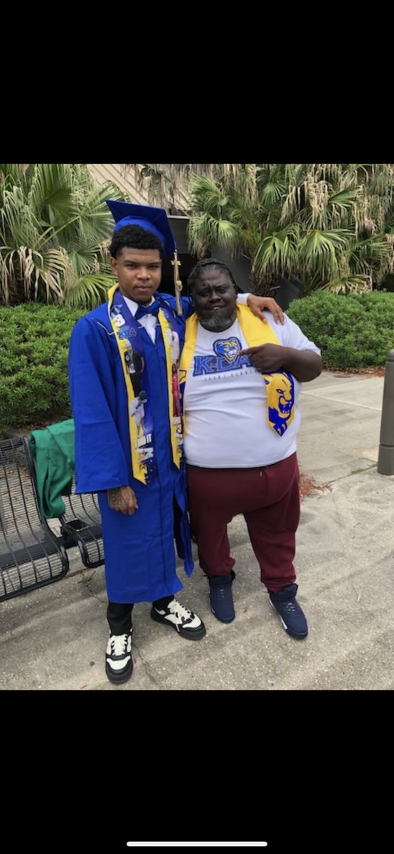 hurley3_'s tweet photo. Missing a few but I did it I couldn’t do it without my team they Made sure I walked that stage they was there through it all my family !! #KC4L💙💛 https://t.co/6hgiRKJZ7O