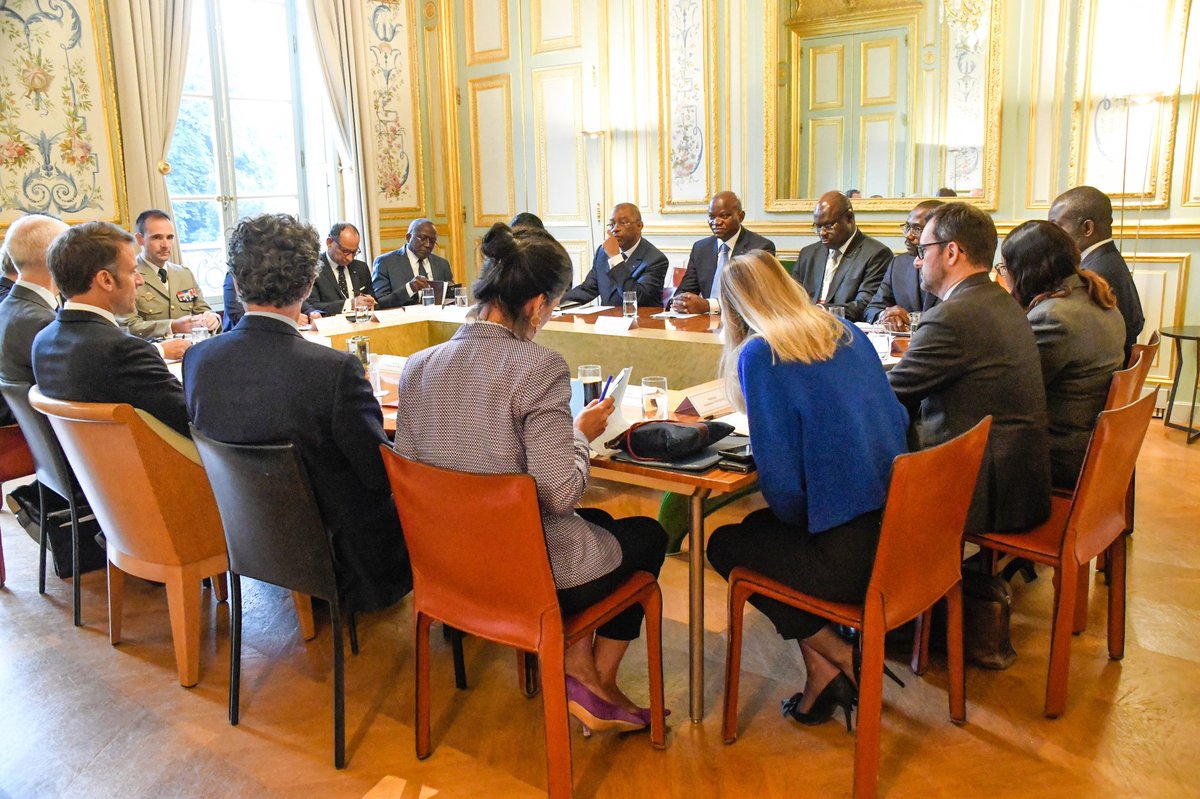 Ce Vendredi 31 Mai 2024, le Président @OliguiNguema a eu un entretien en tête-à-tête avec le Président Français <a href="/EmmanuelMacron/">Emmanuel Macron</a> au Palais de l’<a href="/Elysee/">Élysée</a>

Les deux chefs d'État ont abordé plusieurs questions d'intérêt commun.

#Transition #CTRI #Gabon
