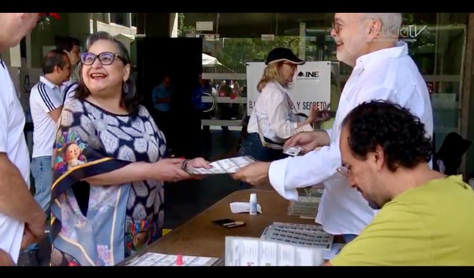 Orgullo de las mujeres, orgullo de l@s juristas, orgullo de quienes amamos la democracia: Norma Lucía Piña votando
