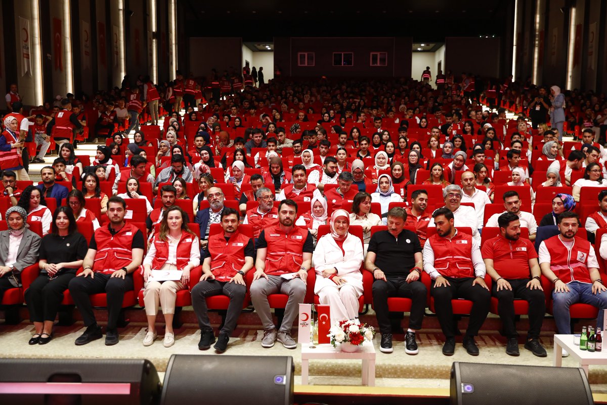 Harikasın Genç Kızılay! 

Bugün İstanbul’daki <a href="/genckizilay34/">Genç Kızılay İstanbul</a> Gönüllülerimizle bir araya geldim ve onların Kızılay’a olan bağlılıklarına, iyiliğe olan sadakatlerine bir kez daha tanık oldum. Bizim en büyük gücümüz sizlersiniz <a href="/genckizilay/">Genç Kızılay</a> #DaimaHazır #SensizOlmaz