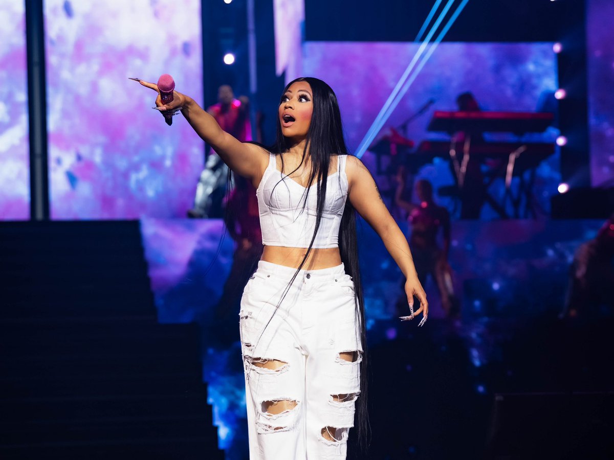 NICKIMINAJ's tweet image. #GAGCITYPARIS ♥️🇫🇷🎀👑🥰🫶🏽