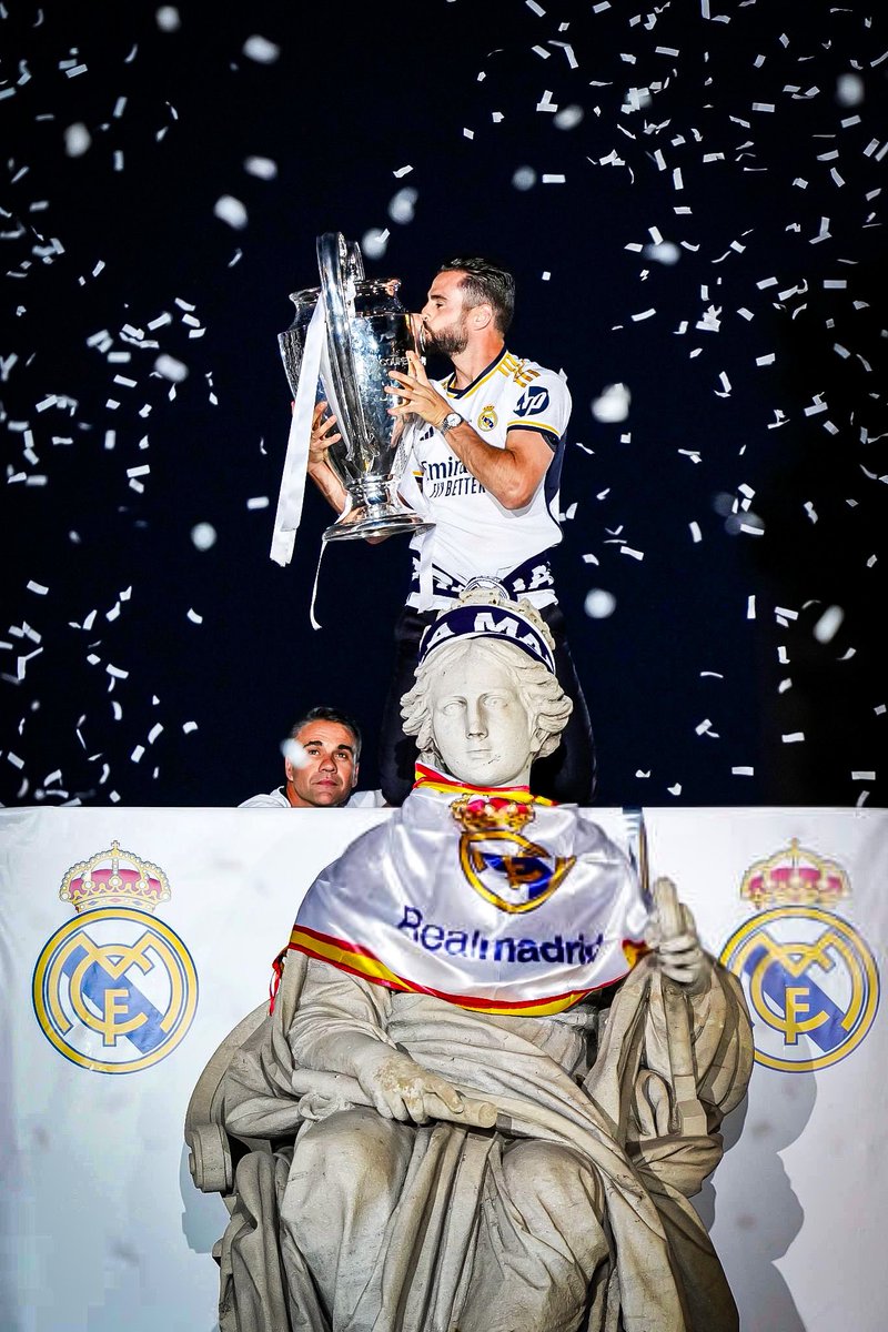 Erika7___'s tweet photo. Cibeles, la Champions y el capitán. 🤍😍 https://t.co/Ig44gAs8PB