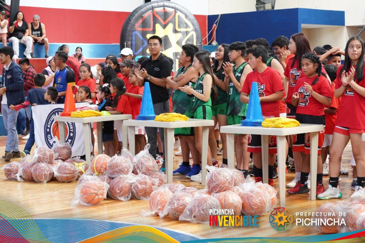 ¡Inauguramos la Copa Prefectura 2024, Zona #Quito!🏆🏀 Niños, niñas y adolescentes 👧🏻👦🏽🧑🏼 de nuestras Escuelas Deportivas participaron de este gran evento que se desarrolló en #Calderón. La Prefecta @PaolaPabonC entregó uniformes 🎽 e implementos deportivos, para motivar su