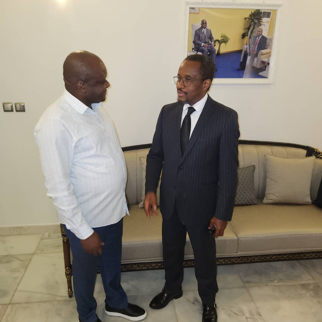 Barick Buema (@barickbuema) on Twitter photo Gouvernement Suminwa. Premiers contacts et chaudes accolades entre le ministre de l'Urbanisme et Habitat ainsi que son ministre délégué chargé de la Ville. Didier Tenge Litho a rendu visite à <a href="/CrispinMbadu/">Crispin Mbadu</a>, son titulaire. "C'était une visite de courtoisie", dit-on. Gouvernement Suminwa. Premiers contacts et chaudes accolades entre le ministre de l'Urbanisme et Habitat ainsi que son ministre délégué chargé de la Ville. Didier Tenge Litho a rendu visite à <a href="/CrispinMbadu/">Crispin Mbadu</a>, son titulaire. "C'était une visite de courtoisie", dit-on.