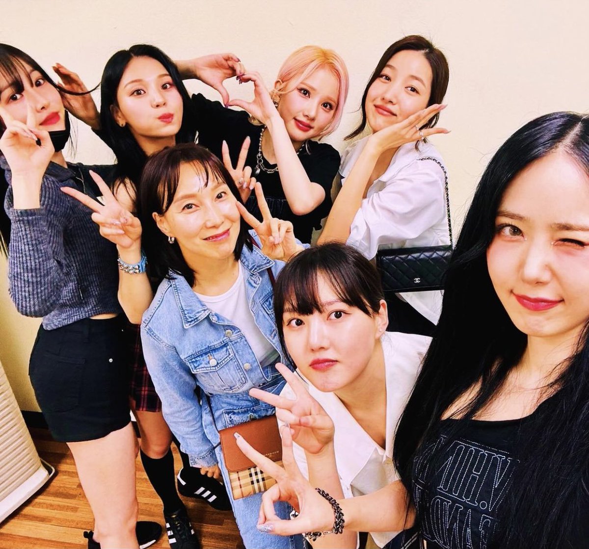 kchartsmaster's tweet photo. GFriend reunites for a picture at VIVIZ's most recent concert. https://t.co/suUN9MFCfl