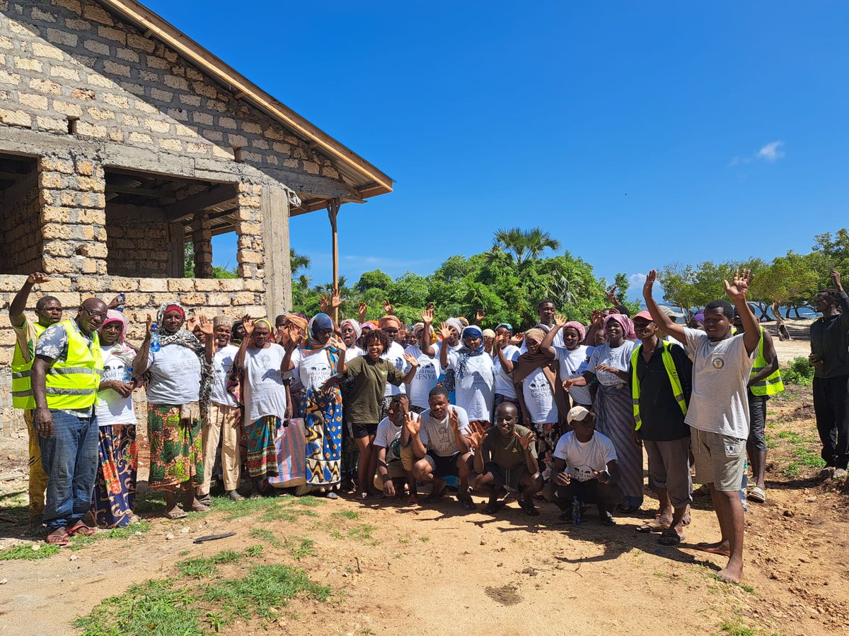 On Africa Liberation Day, we planted 2,000 mangroves on Funzi Island, sourced from local women to support them financially. 

Mangroves protect shorelines, enhance biodiversity, and absorb carbon.  Support us: gofund.me/53b3e9cb