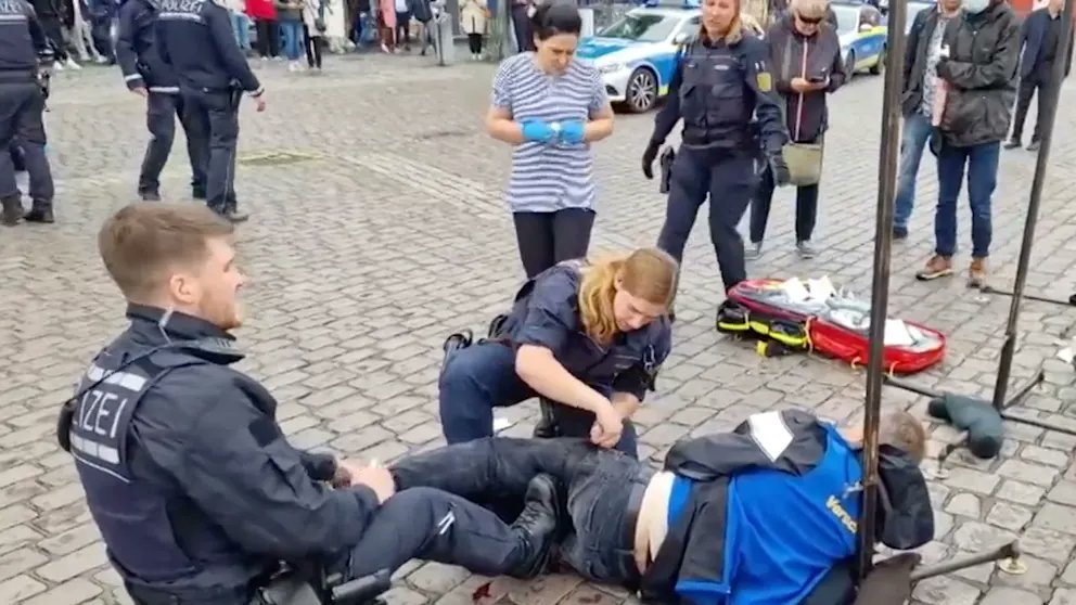 🇩🇪 The German police really needs to reflect on the training for such situations. There were like 9 police officers: - 6 stood around and watched - 1 ran away - the poor guy tackled the wrong person - only one police officer, the bearded guy who shot the attacker got the