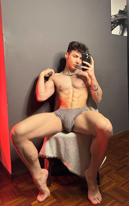 saved you a seat babe ?? https://t.co/h1N4NO3u8E