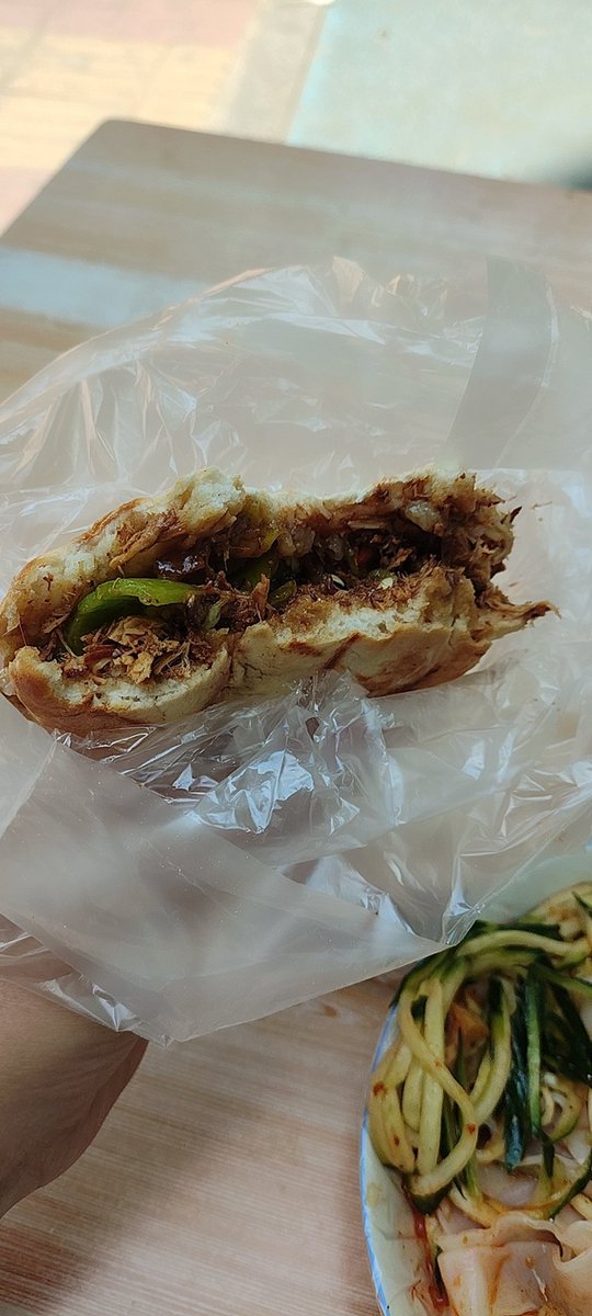 ELSADOS233's tweet image. 出门旅行~肉夹馍很棒