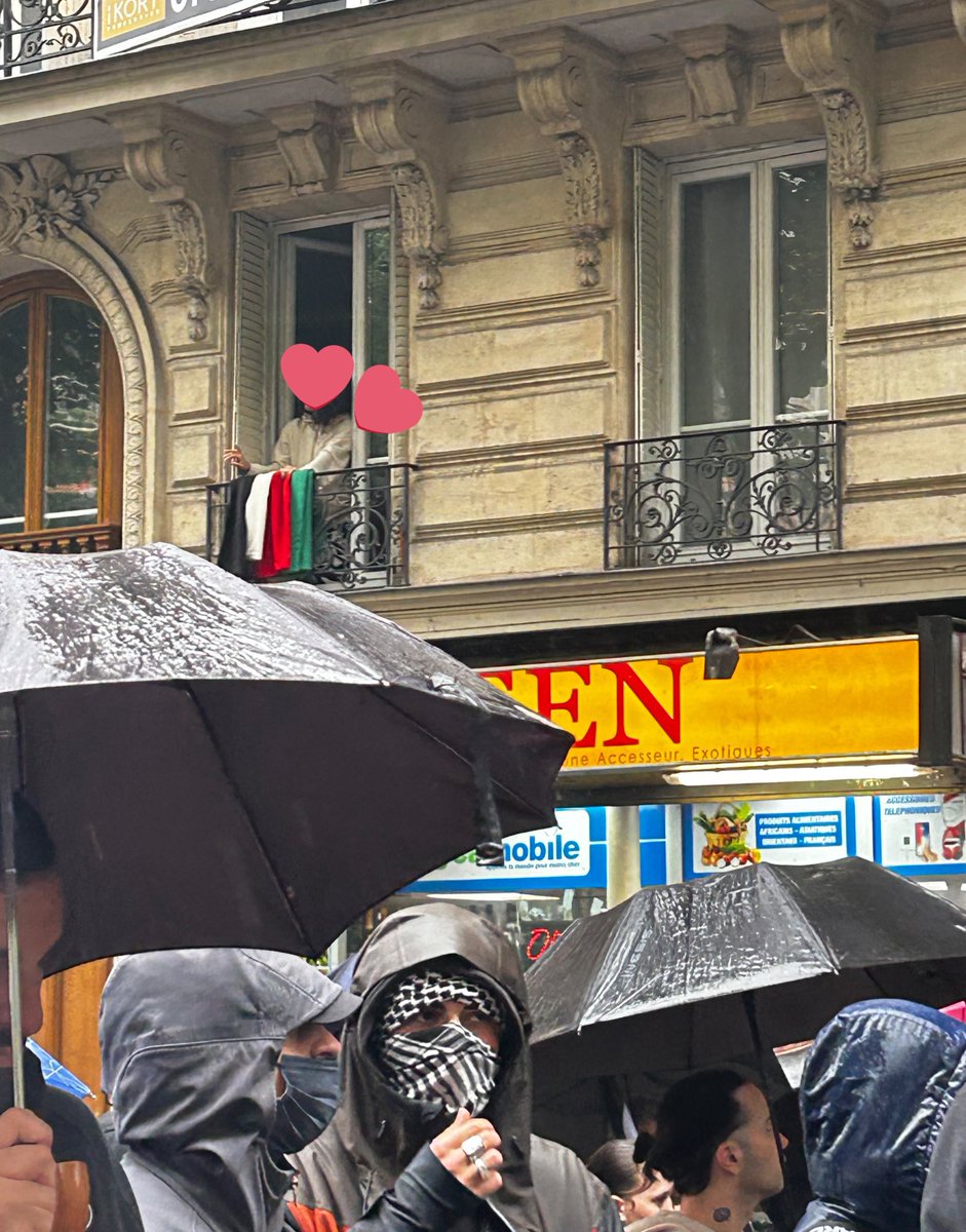 When she couldn’t find a Palestinian flag, this woman used her own clothes to show solidarity with Palestine at the protest in Paris 🇵🇸