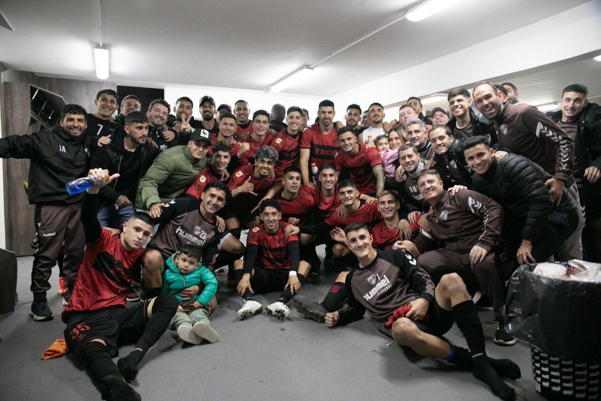 caplatense's tweet photo. #TorneoLPF🏆 | VESTUARIO FELIZ 😀 🏇

#VamosCalamares🦑 https://t.co/Da8llMUtDh