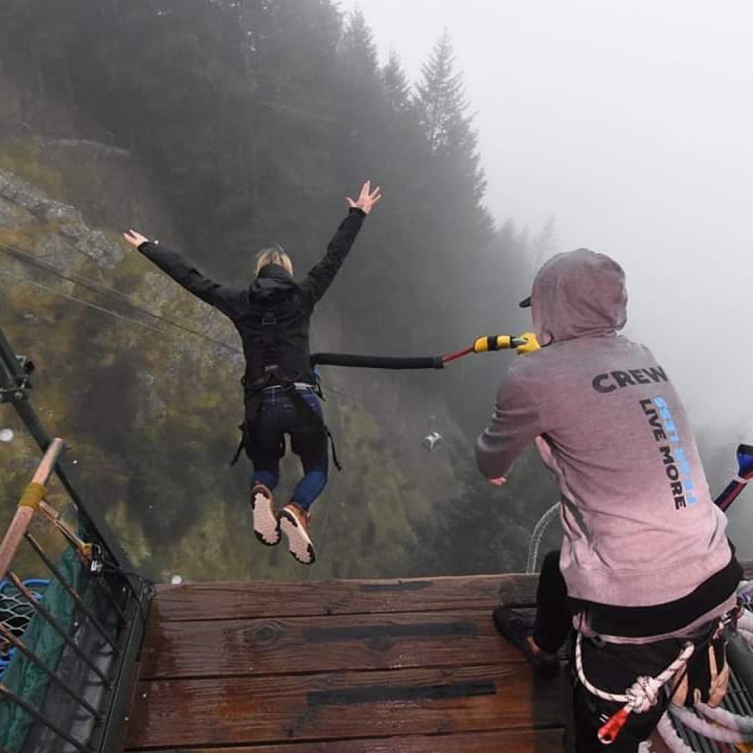 Don't look down, don't look down... #bungyjump #bungyjumping #hackettbungy #queenstown